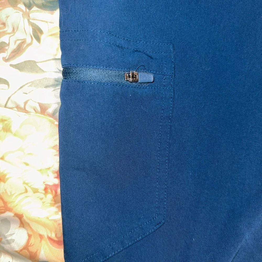 Figs Navy Scrub Ensemble - Picture 7 of 9